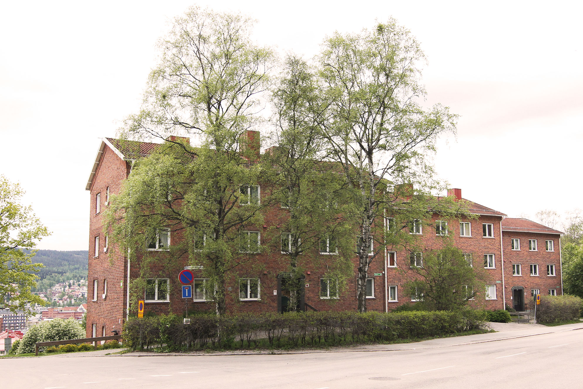 Tivolivägens tegelhus ligger med fin utsikt över staden. Bild.