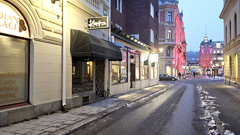 Lokalen på Torggatan 12 ligger nära Stora torget och har ett stort skyltfönster mot gatan. Foto. 