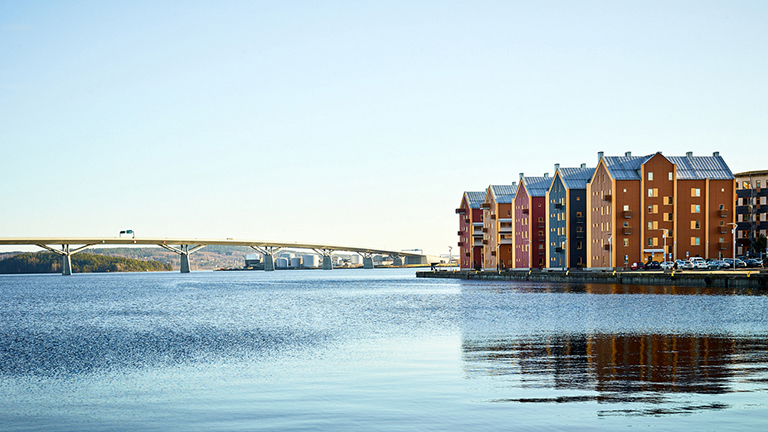 Vy över hamnen, Sundsvallsbron och Mitthems hus i Inre hamnen. 