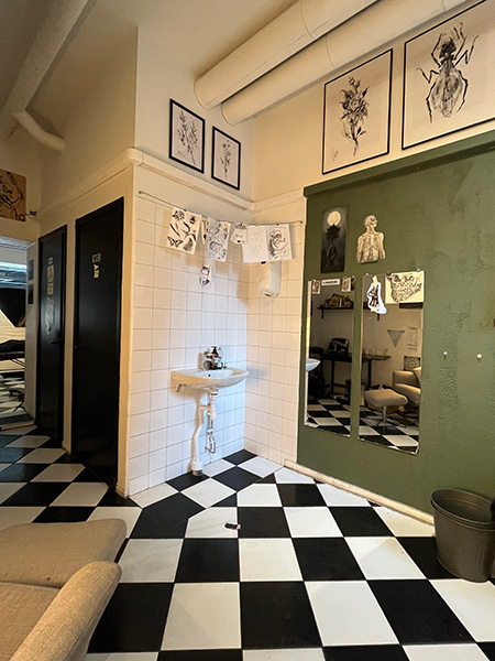 Mitt i lokalen finns ett litet förråd samt wc, innan man kommer till det bakre rummet. Bild.