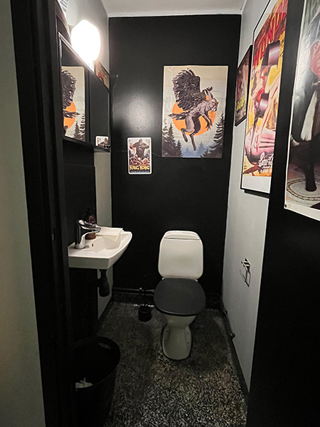 I mitten av lokalen finns en liten wc. Bild.