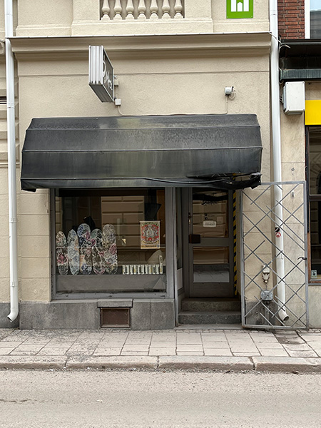 Lokalen har ett stort fönster och en entrédörr med utgång mot torggatan. Bild.