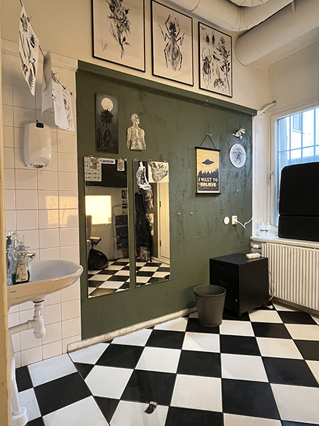 Längst in i lokalen finns ett till rum med fönster, handfat och utgång mot innergården. Bild.