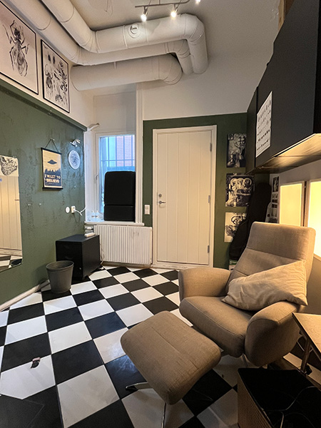 Längst bak i lokalen finns ett rum med handfat, fönster och utgång mot innergården. Bild.